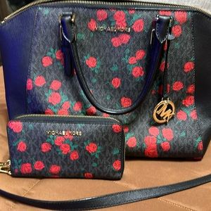 Michael Kors purse with matching wallet. Like NEW! Only used it 3 times.